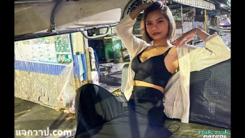 หนังเอ็กเอวีไทยออนไลน์ AV Thai น้องสตาร์กะหรี่จากค่ายตุ๊กๆ TukTukPatrol – Star ถวายหีให้กับฝรั่งหัวโปกที่มาซื้อบริการ ลงทุนนั่งตุ๊กๆไปขายหีให้ถึงที่ โดนดูดหีเลียหัวนมแล้วก็อมควย ใช้ท่า69ก่อนจะเอาควยเสียบหี เย็ดสดหีเนียนดึงควยออกมาแตกราดหน้าซะเลย